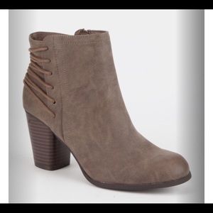 NWOT MADDEN GIRL Deliite Stone ankle boots